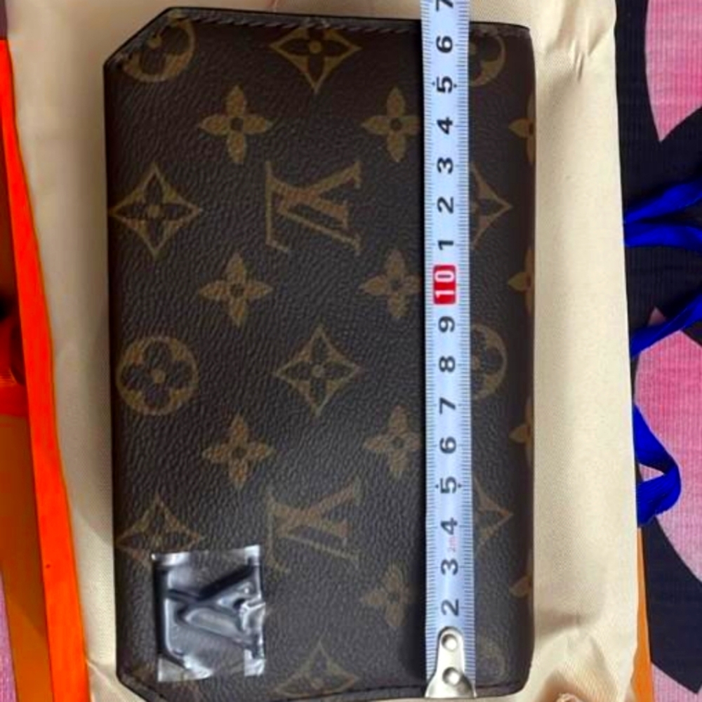 LOUIE VUITTON Crossbody purse